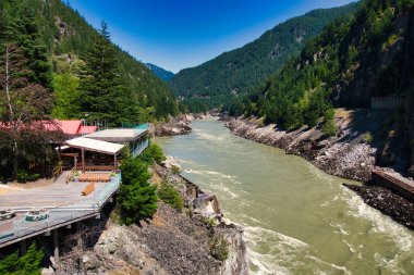 Çamurlu Fraser Nehri 'nin önündeki Hell' s Gate tesisinin manzarası. BC Kanada 28 Temmuz 2025