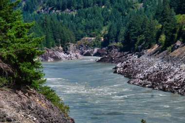 Hell 's Gate' in etrafındaki çamurlu Fraser Nehri manzarası. BC Kanada
