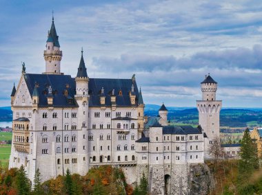 Neuschwanstein Kalesi 19. yüzyılda Kral II. Ludwig için inşa edilmiş kuleleri olan bir dağ kalesi..