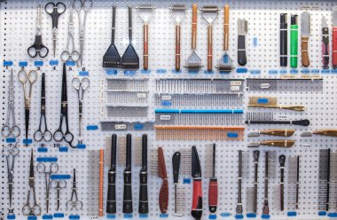 Merida, İspanya - 23 Ekim 2022: Sergi alanında satılacak köpek kılı bakımı araçları. Uluslararası Köpek Sergisi