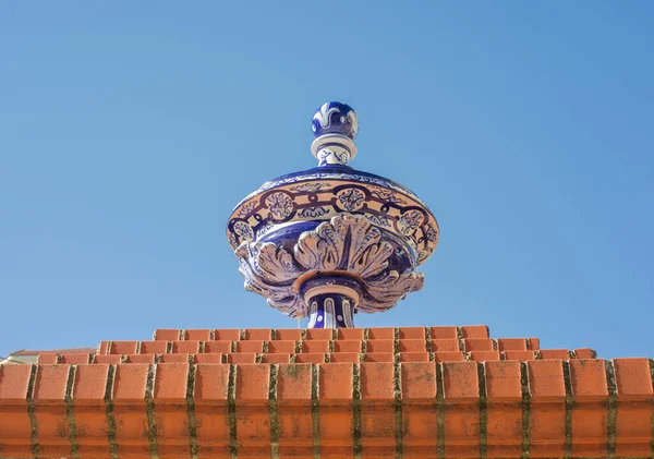 瓷顶花瓶放在砖墙上 西班牙Badajoz Almendralejo Espronceda广场 — 图库照片