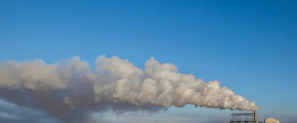 スペインのエストレマドゥーラ州ティエラ バロスのオリーブオイル工場のガス排出量 — ストック写真