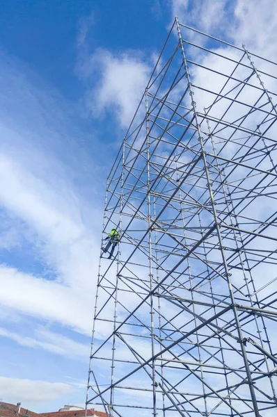 Неопознанный Рабочий Высоте Демонтирует Строительную Башню Голубое Облачное Небо Фоне — стоковое фото