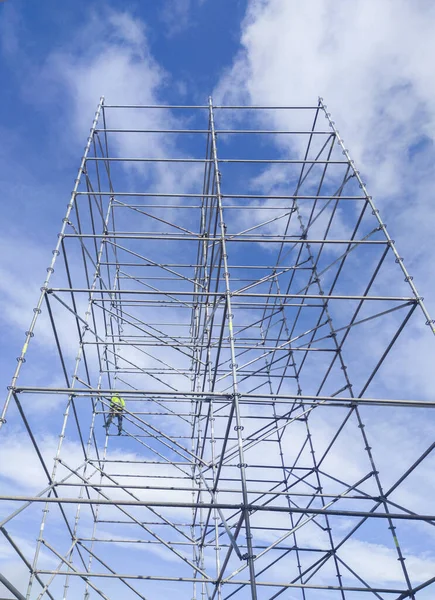 Trabalhador Não Identificado Altura Desmontar Uma Torre Andaimes Céu Azul — Fotografia de Stock