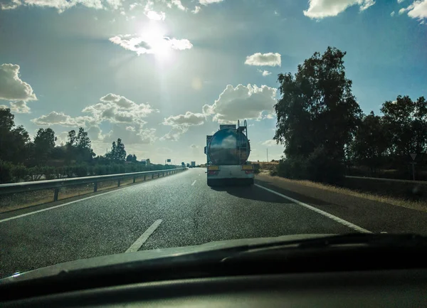 Водіння Позаду Танкерної Вантажівки Дратівливими Сонячними Променями Вид Зсередини Автомобіля — стокове фото
