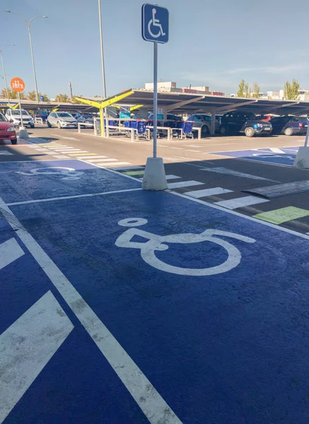 Merida Spanya Ekim 2022 Carrefour Alışveriş Merkezinde Engelli Araçlar Için — Stok fotoğraf