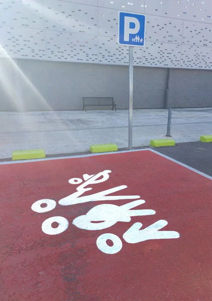 Merida Spanien Oktober 2022 Reservierter Familienparkplatz Carrefour Einkaufszentrum — Stockfoto