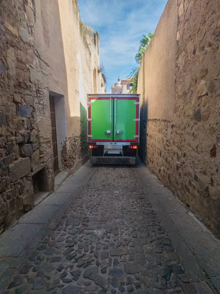 Semi Trailer Truck Rijdt Voorzichtig Door Een Smalle Straat Het — Stockfoto