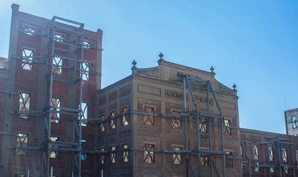 西班牙里昂的Santa Elvira糖厂依然存在 带有支撑结构的历史建筑立面 — 图库照片