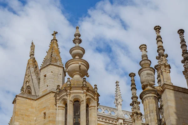 Leon Cathedral Stenen Pinakels Spanje Bewolkt Blauwe Lucht Als Achtergrond — Stockfoto