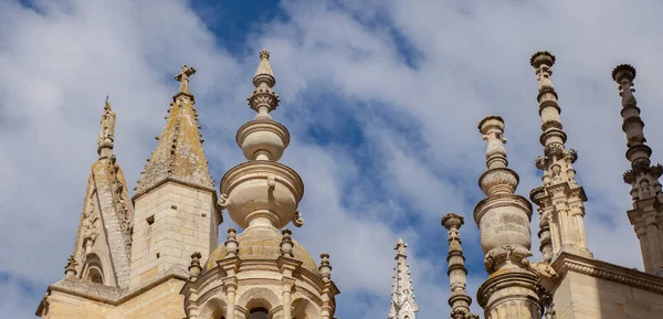 Catedral León Pináculos Piedra España Nublado Cielo Azul Como Fondo — Foto de Stock