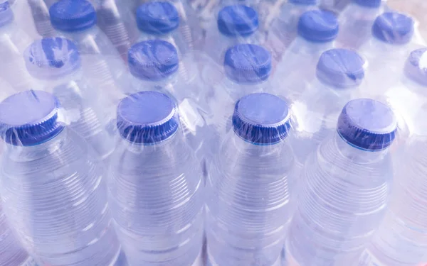 Envase Pequeñas Botellas Agua Envueltas Loqueros Plástico Botella Agua Concepto — Foto de Stock