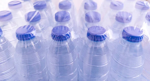 Förpackning Med Små Krymplade Vattenflaskor Föroreningskoncept För Plastflaskor — Stockfoto