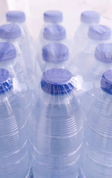 Confezione Piccole Bottiglie Acqua Termoretraibili Concetto Inquinamento Bottiglia Plastica — Foto Stock