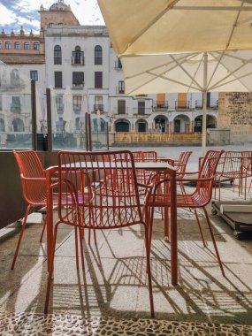 Caceres Plaza Belediye Başkanı, Extremadura, İspanya 'daki teras mobilyaları. Teras restoranı turizmi