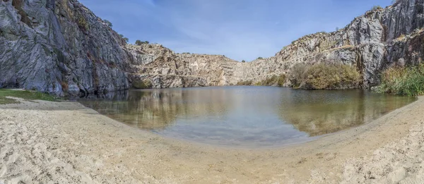 阿尔坎塔拉的旧采石场现在被用作西班牙埃斯特雷马杜拉的自然游泳池 — 图库照片