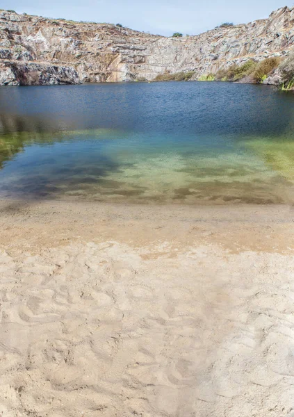 阿尔坎塔拉的旧采石场现在被用作西班牙埃斯特雷马杜拉的自然游泳池 — 图库照片