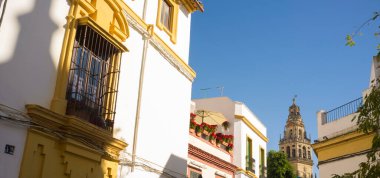 Cordoba Tarihi Bölgesi, Endülüs, İspanya. İşlenmiş demirli sarı balkon.