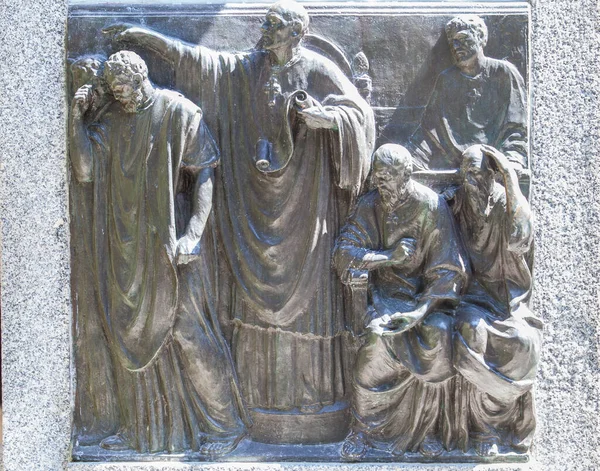 科尔多瓦 西班牙 2020年9月8日 奥西奥主教纪念碑 雕塑家Lorenzo Coullaut Valera 1926年 西班牙科尔多瓦 传记基础浮雕 — 图库照片