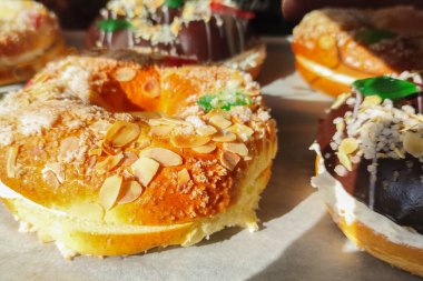 İspanyol Kral pastası mı yoksa Roscon de Reyes mi? Doğal ışık