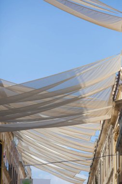 İspanya, Cordoba şehir merkezinde büyük tenteler var. Güneş gözlükleriyle kaplı yaya ana caddesi.