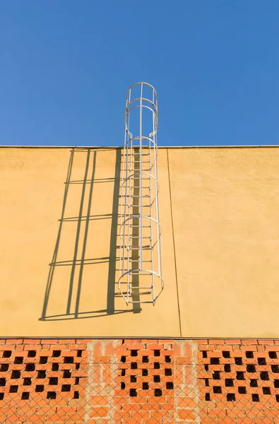 Serviceleiter Auf Einem Bau Befindlichen Firmengelände Installiert Blauer Himmel Hintergrund — Stockfoto