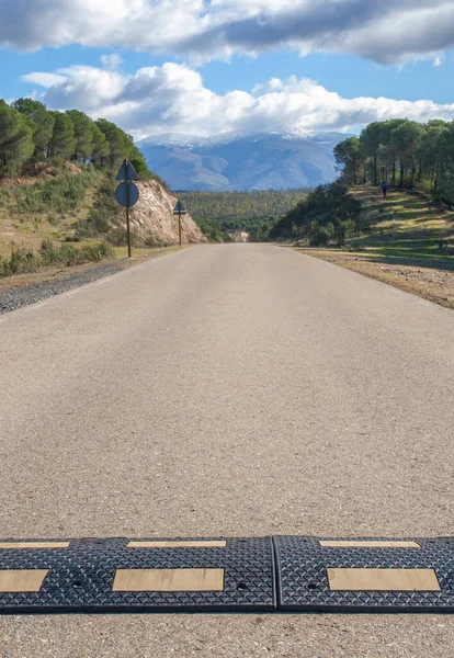 Speed Bumps Instaló Una Carretera Campo Local Montañas Nevadas Fondo — Foto de Stock