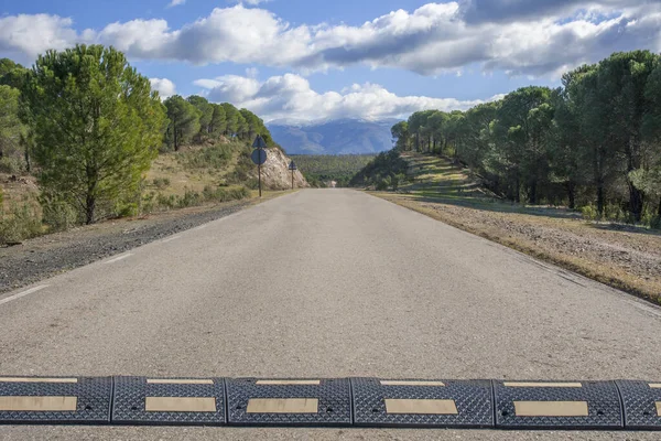 Speed Bumps Instaló Una Carretera Campo Local Montañas Nevadas Fondo — Foto de Stock