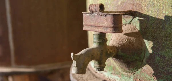 旧橄榄油桶中生锈的水龙头细节 老农场背景 — 图库照片