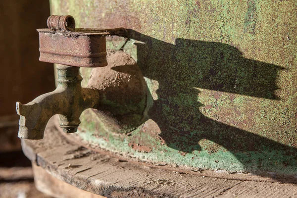 Roestige Kraan Detail Van Oude Olijfolie Trommel Oude Agrarische Achtergrond — Stockfoto