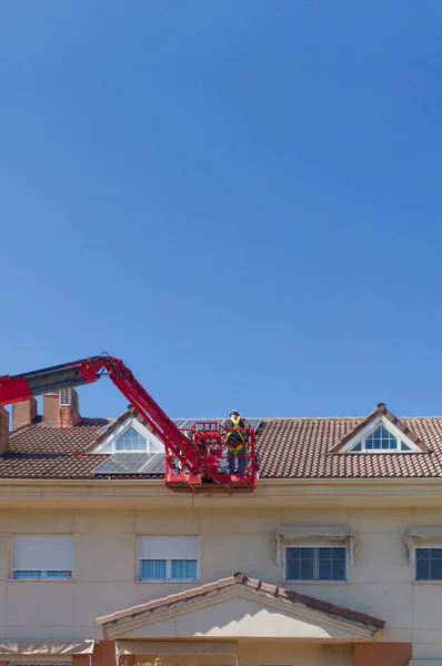 Dělníci Instalují Solární Panely Střechu Řadového Domu Pracují Kloubovém Zvedáku — Stock fotografie