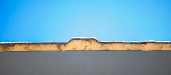 屋根はサンドイッチパネルで断熱し 冬の霜で覆われています 青空の背景 — ストック写真