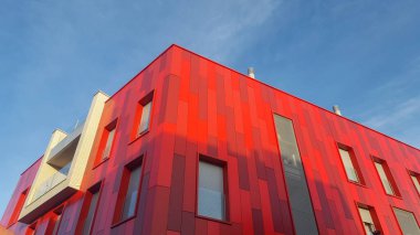 Caceres, İspanya - 21 Mayıs 2021: San Jose Caddesi 'nin kırmızı modern binası, Carlos Morcillo y Klaudia Rogalska, İspanya