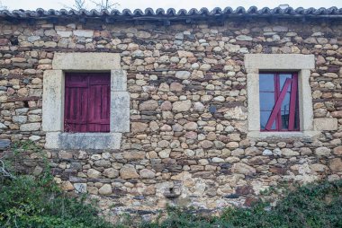 Sotofermoso Sarayı 'nın su değirmeni fabrikaları, 16. yüzyıl inşaatı devam ediyor. Abadia, Caceres, İspanya