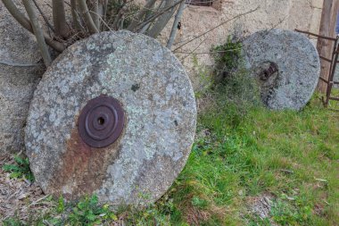 Sotofermoso Sarayı 'nın su değirmeni fabrikaları, 16. yüzyıl inşaatı devam ediyor. Abadia, Caceres, İspanya
