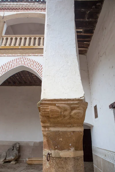 Abadia Espanja Maaliskuu 2023 Sotofermoso Palace Mudejar Tyylinen Piha Kaaren — kuvapankkivalokuva