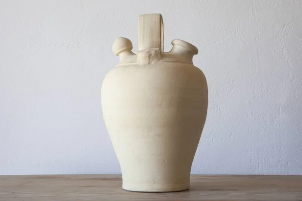 新鮮な水を保つために白い陶器のBotijo 伝統的な粘土鍋のジャグ 選択的焦点 — ストック写真