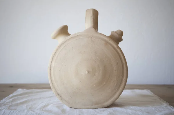 新鮮な水を保つために白い陶器のBotijo 伝統的な粘土鍋のジャグ — ストック写真