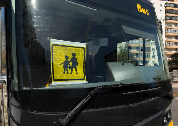 Student Znak Transportu Przyczepiony Szybie Przedniej Autobusu Skupienie Selektywne — Zdjęcie stockowe