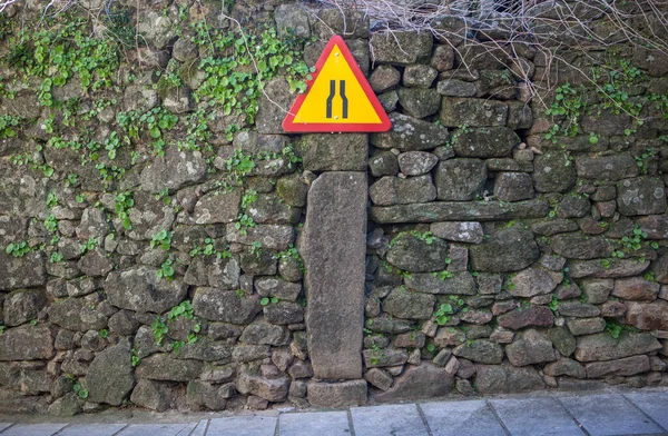 Ein Schmales Gelbes Schild Das Einer Alten Steinmauer Des Ländlichen — Stockfoto