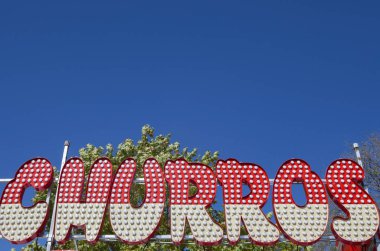 Churros pankartı. Mavi gökyüzü arkaplanı
