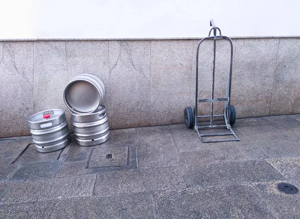 ダウンタウンの通りでビール樽とトロリー 飲料流通概念 — ストック写真