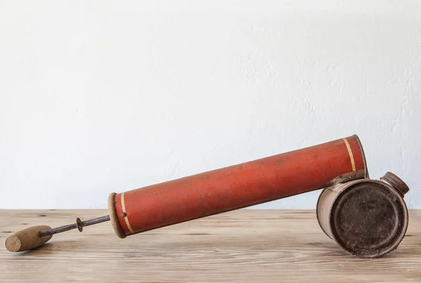 旧的生锈的手动喷洒泵用于杀虫剂 国家风格背景 — 图库照片