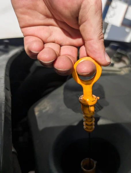 Adam Yağ Seviyesini Eski Dizel Motordan Kontrol Ediyor Benzin Istasyonu — Stok fotoğraf