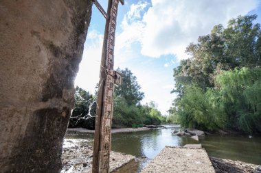 Nehrin su seviyesi ölçümü için tozlu bir ölçek. Görünür örümcek ağları