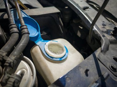 Araba yıkama tankında su doldurmak. Lid çıkarıldı.