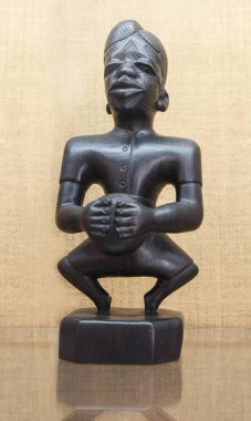 Coimbra, Portekiz - 7 Eylül 2019: Makonde kültür figürü Afrika pavilyonunda. Portekiz dos Pequenitos, Coimbra