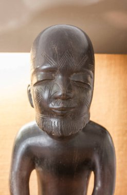 Coimbra, Portekiz - 7 Eylül 2019: Makonde kültür figürü Afrika pavilyonunda. Portekiz dos Pequenitos, Coimbra