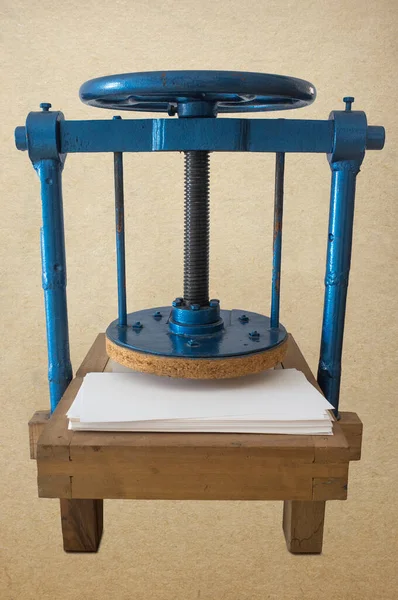 Kitap Ciltleme Makinesini Ahşap Tezgahın Üzerine Koy Eski Kağıt Arkaplanda — Stok fotoğraf