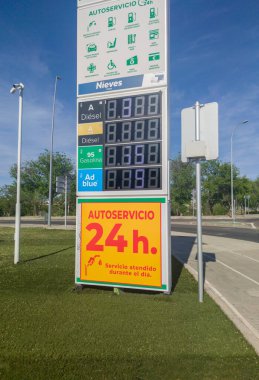 Merida, İspanya - 17 Nisan 2023 İspanya benzin istasyonunun dışındaki fiyat tahtası. Yüksek benzin fiyatları kavramı